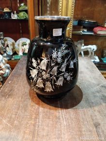 Antigüedades: Jarrón negro de cristal con flores en tonos de plata y dorados - 22cm